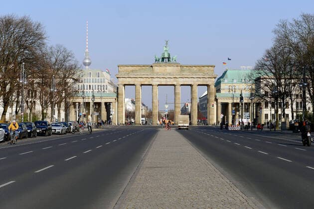 27.03.2020, Berlin - Deutschland: Corona-Krise; geisterhafte Leere am Brandenburger Tor, nahezu kein Verkehr, keine Autos *** 27 03 2020, Berlin Germany Corona crisis ghostly emptiness at Brandenburg Gate, almost no traffic, no cars