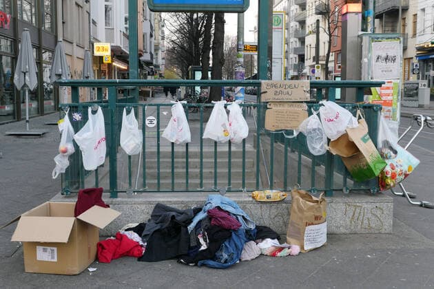 27 03 2020, Berlin Germany Corona crisis, Gift Fence at Rosenthaler Platz for needy people