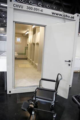 Coronavirus Sars CoV 2 COVID 19 Crisis Large military hospital at Messe Wien Vienna Vienna, 27 03 2020 Care facility with 880 beds on about 15 000 square meters in Hall A Corona Corona Virus CoV 2 Covid 19 Sars Virus Virus Virus infection Austria Vienna Pandemic Crisis military hospital Sanitary facilities, showers Wheelchair Vienna Austria AVN101002385049