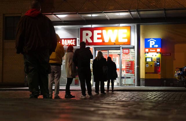 27 03 2020, Berlin Germany Corona crisis, for security reasons only a few people are allowed in the supermarket at the same time, a queue forms in the evening