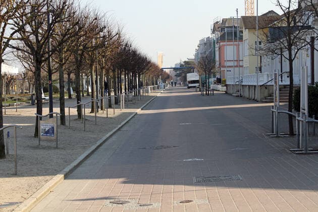 The beach and the beach promenade in Ahlbeck on Usedom almost people empty by the coronavirus Friday 27 03 2020