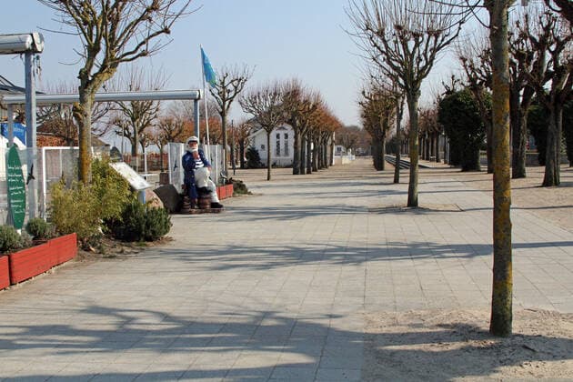 The beach and the beach promenade in Ahlbeck on Usedom almost people empty by the coronavirus Friday 27 03 2020