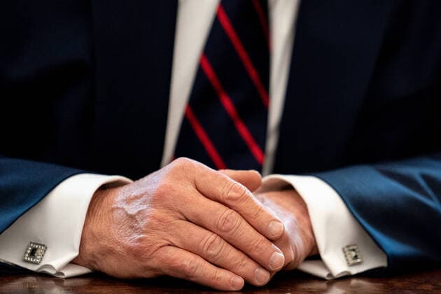 News Bilder des Tages President Donald Trump participates in a signing ceremony for a two trillion dollar coronavirus relief bill in the Oval Office at the White House in Washington, DC on March 27, 2020. The economic stimulus package, the largest in U.S. history, provides economic bailouts to companies, independent contractors and includes direct payments to individuals as the U.S. suffers from the COVID-19 pandemic.  WAX20200327412 ERINxSCHAFF