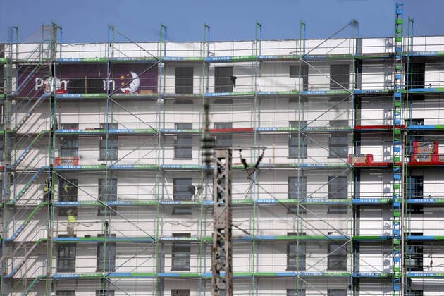 Scaffolding on new building facades A building site in the middle of Essen city centre and in the immediate vicinity of the main railway station for the construction of a new hotel building Essen North Rhine-Westphalia Germany City centre