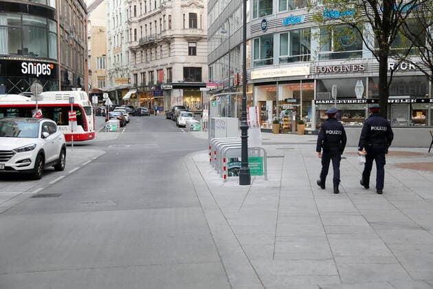 Coronavirus Sars CoV 2 COVID 19 Situation in Vienna Vienna Vienna, 27 03 2020 Police officers on patrol Vienna Austria AVN101002384099