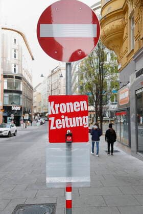 Coronavirus Sars CoV 2 COVID 19 Situation in Vienna Vienna Vienna, 27 03 2020 one-way sign Empty Crown newspaper newspaper hanger newspaper holder media crisis Vienna Austria AVN101002384107