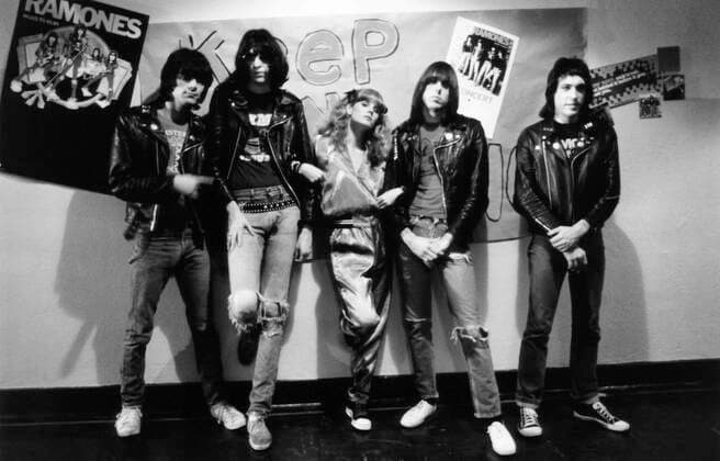 ROCK N ROLL HIGH SCHOOL, The Ramones, (Dee Dee, Joey, Johnny, Marky), P.J. Soles, (center), 1979. (c) New World Pictures Courtesy: Everett Collection. New World Releasing Courtesy Everett Collection !ACHTUNG AUFNAHMEDATUM GESCHÃ„TZT! PUBLICATIONXNOTxINxCANxCHNxFRAxITAxJPNxNORxPOLxRUSxESPxUKxUSA Copyright: xNewxWorldxReleasing CourtesyxEverettxCollectionx MBDRONR EC011