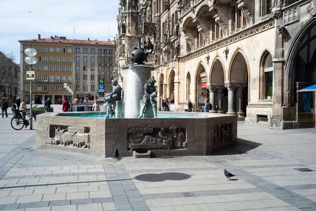 Corona crisis, city centre, deserted, Munich 27 03 2020 In the picture fish fountain Martin Hangen hanging photo