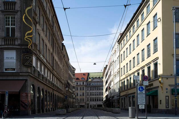 Corona crisis, city centre, deserted, Munich 27 03 2020 In the picture Perusastrasse Martin Hangen hanging photo