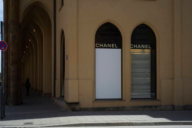 Corona crisis, city centre, deserted, Munich 27 03 2020 In the picture Maximilianstraße Martin Hangen hanging photo