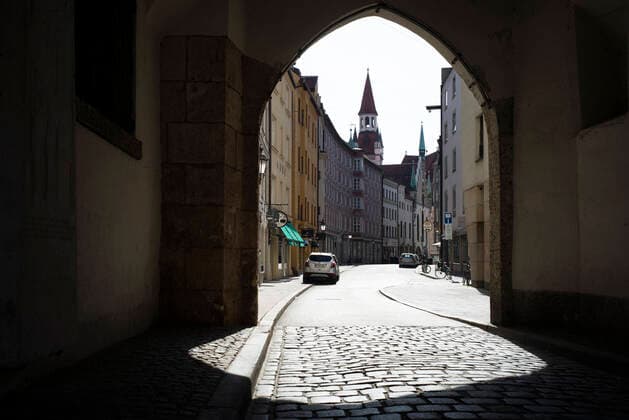 Corona crisis, city centre, deserted, Munich 27 03 2020 In the picture Alter Hof, Burgstraße Martin Hangen hanging photo