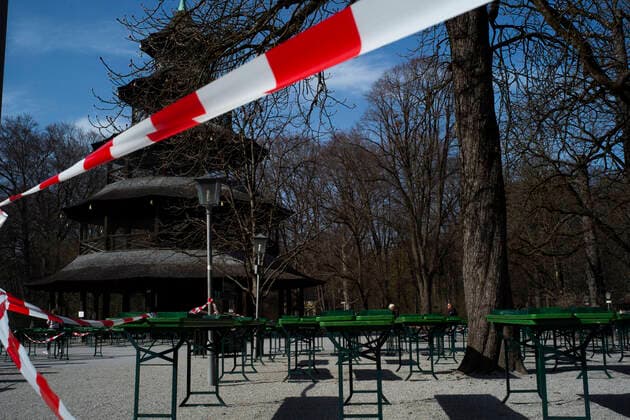 Corona crisis, city centre, deserted, Munich 27 03 2020 In the picture Chinese Tower, English Garden Martin Hangen hanging photo