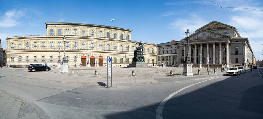 Corona crisis, city centre, deserted, Munich 27 03 2020 In the picture Residence, Bavarian State Opera Martin Hangen hanging photo