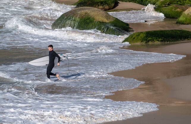 AUSTRALIA CORONAVIRUS COVID-19, Surfers in the water near Tamarama Beach, in Sydney, Saturday, March 28, 2020. The Australian Federal Government have introduced strict social distancing rules in an effort to contain the COVID-19 Coronavirus pandemic. ( NO ARCHIVING, EDITORIAL USE ONLY, NO USE IN BOOKS WITHOUT CONSENT SYDNEY NSW AUSTRALIA  Copyright: xJAMESxGOURLEYx 20200328001460531355