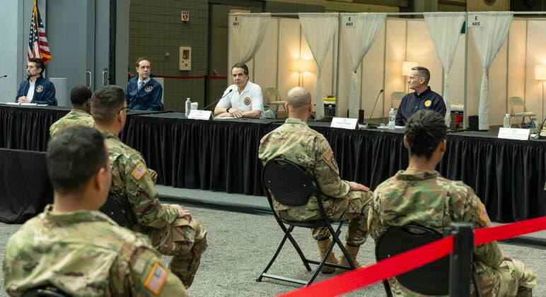 News Bilder des Tages NY: Andrew Cuomo addresses National Guard members Governor Andrew Cuomo addresses National Guard members and media praising complition of makeshift hospitals at Jacob Javits Center New York New York United States Copyright: LevxRadin