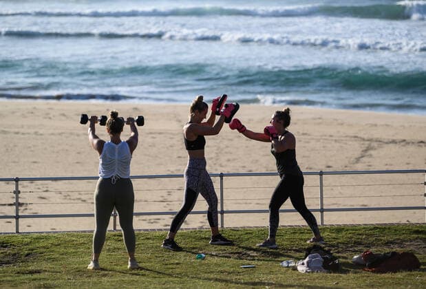 AUSTRALIA CORONAVIRUS COVID-19, People exercising near Bondi Beach, in Sydney, Saturday, March 28, 2020. The Australian Federal Government have introduced strict social distancing rules in an effort to contain the COVID-19 Coronavirus pandemic. ( NO ARCHIVING, EDITORIAL USE ONLY, NO USE IN BOOKS WITHOUT CONSENT SYDNEY NSW AUSTRALIA  Copyright: xJAMESxGOURLEYx 20200328001460531460