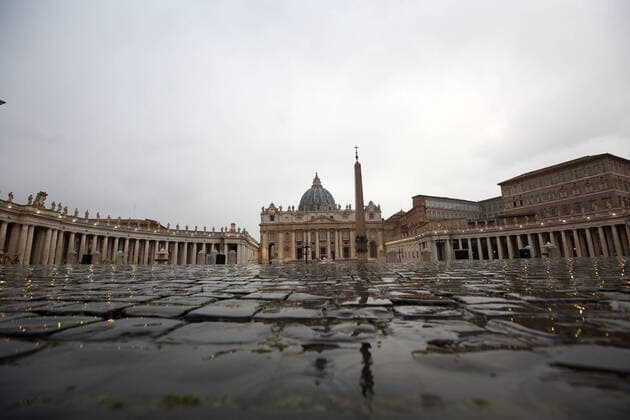 Rome: Pope Francis pray to respond to COVID-19 A view of Saint Peter in Rome during the to prayer of Pope Francis to respond to the coronavirus pandemic. During the ceremony in a empty Piazza San Pietro the Pope reads Scriptures, prayers of supplication, and adoration of the Blessed Sacrament; and will conclude giving the Urbi et orbi Blessing, with the possibility of gaining a plenary indulgence. general view of Piazza San Pietro Roma Italy Italy Copyright: Giuseppex Pino xFama