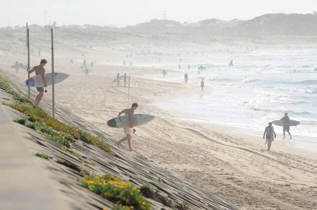 AUSTRALIA CORONAVIRUS COVID-19, Looking towards Wanda from Cronulla Beach as the 500 person max gathering law takes place in Sydney, Saturday, March 28, 2020. ( NO ARCHIVING, EDITORIAL USE ONLY, NO USE IN BOOKS WITHOUT CONSENT SYDNEY NSW AUSTRALIA  Copyright: xSIMONxBULLARDx 20200328001460535825