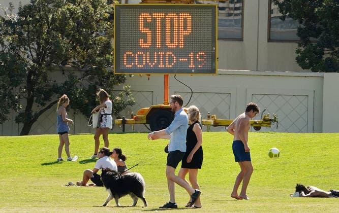 AUSTRALIA CORONAVIRUS COVID-19, People are seen at St Kilda Beach in Melbourne, Saturday, March 28, 2020. Port Phillip City Council has clamped down on large groups accessing all of its beaches including the popular St Kilda Beach. A shutdown of non-essential services is in effect Australia wide in a bid to slow the spread of the coronavirus (COVID-19) disease. ( NO ARCHIVING, EDITORIAL USE ONLY, NO USE IN BOOKS WITHOUT CONSENT MELBOURNE VIC AUSTRALIA  Copyright: xSCOTTxBARBOURx 20200328001460557632