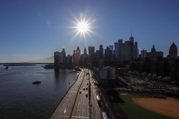 News Bilder des Tages March 27, 2020, New York, NEW YORK, UNITED STATES: View of the island of Manhattan in the background and the expressway with few cars during the coronavirus pandemic COVID-19 in New York, United States. New York UNITED STATES - ZUMAv122 20200327_zap_v122_059 Copyright: xWilliamxVolcovx