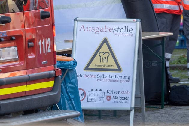 Wuerzburg, Seniorenheim Ehehaltorenhaus St Nikolaus 28 03 2020, Cohorts Isolation is prepared in the Seniorenheim St Nikolaus Picture Cohorts Isolation is prepared in the Seniorenheim St Nikolaus by the fire brigade, Johanitern, Malteser and Rote Kreutz, issuing point catering Copyright: HMBxMedia xHeikoxBecker