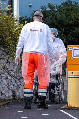 Wuerzburg, Seniorenheim Ehehaltorenhaus St Nikolaus 28 03 2020, cohorts Isolation is being prepared at the St Nikolaus retirement home Picture Two nursing staff of the Johaniter bring a home resident in a wheelchair out of the St Nikolaus retirement home Copyright: HMBxMedia xHeikoxBecker
