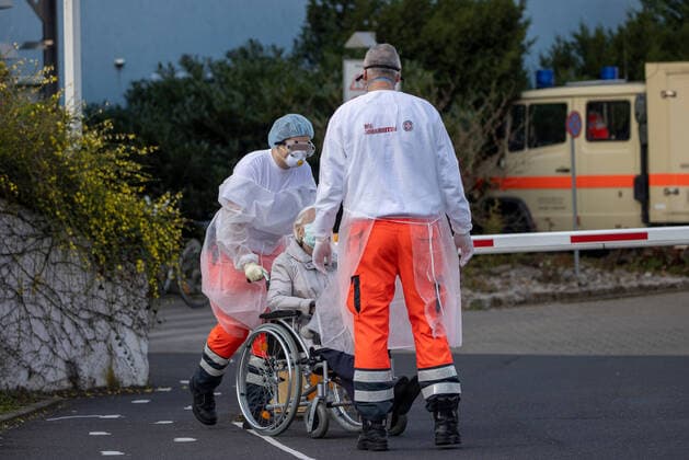 Wuerzburg, Seniorenheim Ehehaltorenhaus St Nikolaus 28 03 2020, cohorts Isolation is being prepared at the St Nikolaus retirement home Picture Two nursing staff of the Johaniter bring a home resident in a wheelchair out of the St Nikolaus retirement home Copyright: HMBxMedia xHeikoxBecker