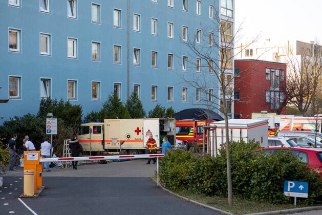 Wuerzburg, Seniorenheim Ehehaltorenhaus St Nikolaus 28 03 2020, Cohort Isolation is being prepared at the St Nikolaus retirement home Picture Cohort Isolation is being prepared at the St Nikolaus retirement home by the fire brigade, Johanitern, Malteser and Rote Kreutz, The twelfth death was reported by the health depart Copyright: HMBxMedia xHeikoxBecker