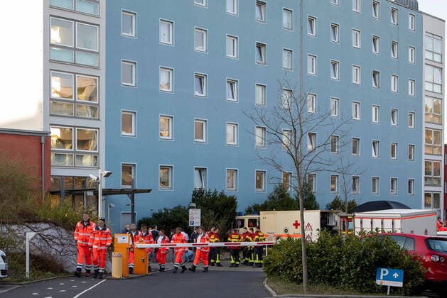 Wuerzburg, Seniorenheim Ehehaltorenhaus St Nikolaus 28 03 2020, Cohort Isolation is being prepared at the St Nikolaus retirement home Picture Cohort Isolation is being prepared at the St Nikolaus retirement home by the fire brigade, Johanitern, Malteser and Rote Kreutz, The twelfth death was reported by the health depart Copyright: HMBxMedia xHeikoxBecker