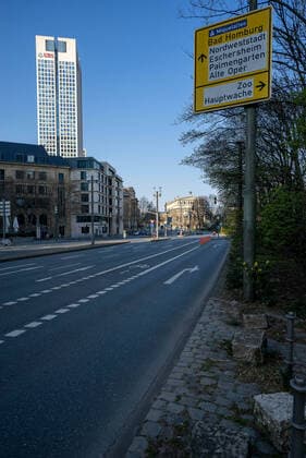 Germany Frankfurt 27 03 2020 in times of corona Impressions from Frankfurt empty streets Taunusanlage in Frankfurt in the background UBS Europe SE Economy Impressions from Frankfurt