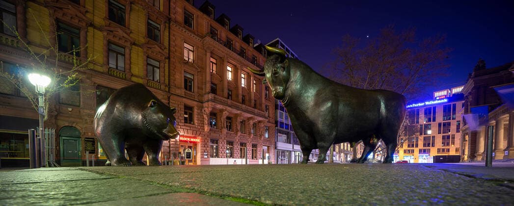 Germany Frankfurt 27 03 2020 in times of corona Impressions from Frankfurt the bear and bull in front of the main entrance of the Frankfurt Stock Exchange Economy Impressions from Frankfurt am Main