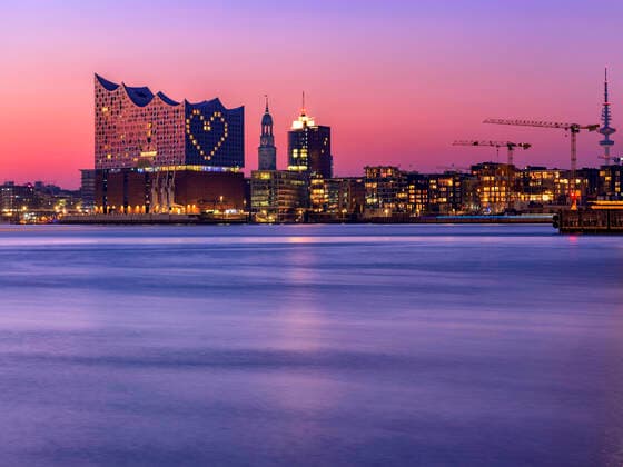 The Hotel Westin Hamburg in the Elbphilharmonie shines in the evening with a big heart Stays healthy Â