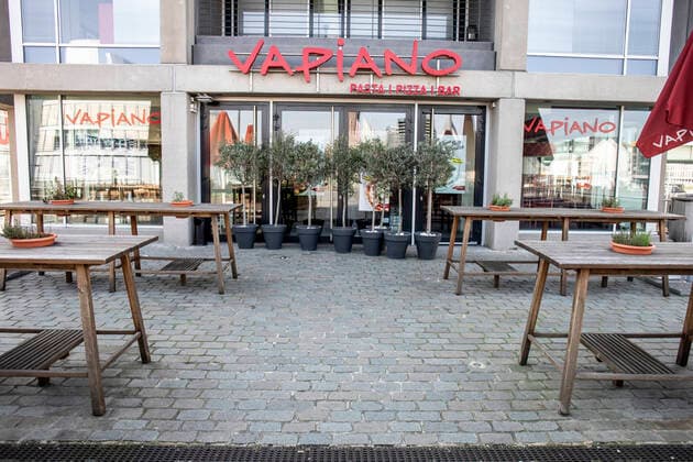 Corona Cologne Germany 28 03 2020 Vapiano in the Rheinauhafen