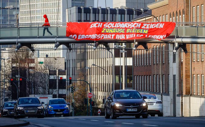 27 03 2020, Essen, Ruhr Area, North Rhine-Westphalia, Germany Corona crisis, a banner demands to stay at home, Alfredstrasse B224 Essen North Rhine-Westphalia Germany