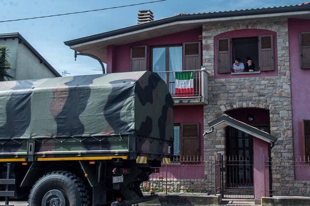 Seriate. Bergamo. Army medical staff clears the coffins in the church of San Giuseppe in Seriate and transports them with the use of five Army trucks killed by COVID19 Coronavirus (Carlo Cozzoli Fotogramma, Seriate - 2020-03-28) p.s. la foto e utilizzabile nel rispetto del contesto in cui e stata scattata, e senza intento diffamatorio del decoro delle persone rappresentate  Copyright: xCarloxCozzolix xFOTOGRAMMAx