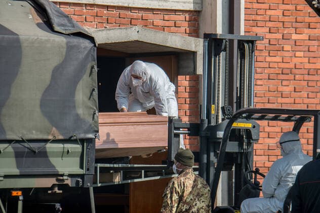 Seriate. Bergamo. Army medical staff clears the coffins in the church of San Giuseppe in Seriate and transports them with the use of five Army trucks killed by COVID19 Coronavirus (Carlo Cozzoli Fotogramma, Seriate - 2020-03-28) p.s. la foto e utilizzabile nel rispetto del contesto in cui e stata scattata, e senza intento diffamatorio del decoro delle persone rappresentate  Copyright: xCarloxCozzolix xFOTOGRAMMAx