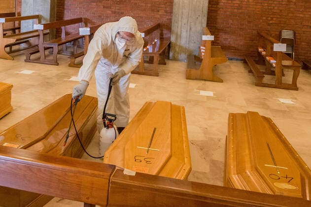 Seriate. Bergamo. Army medical staff clears the coffins in the church of San Giuseppe in Seriate and transports them with the use of five Army trucks killed by COVID19 Coronavirus (Carlo Cozzoli Fotogramma, Seriate - 2020-03-28) p.s. la foto e utilizzabile nel rispetto del contesto in cui e stata scattata, e senza intento diffamatorio del decoro delle persone rappresentate  Copyright: xCarloxCozzolix xFOTOGRAMMAx