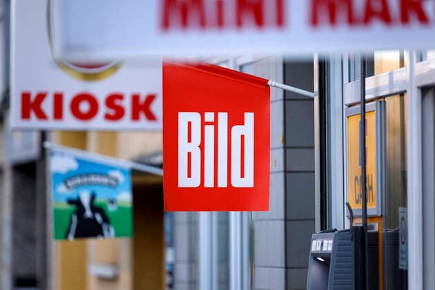 Logo einer Boulevard-Zeitung an einem Kiosk. Köln, 28.03.2020 *** Logo of a boulevard newspaper at a kiosk Cologne, 28 03 2020 Foto:xC.xHardtx xFuturexImage