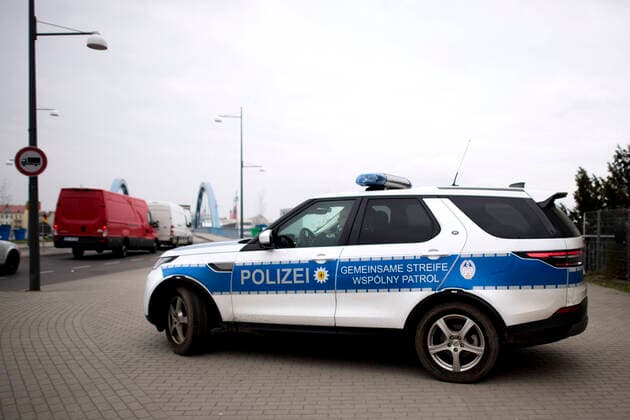 Germany-Poland Coronavirus Pandemic DEU, Deutschland, Germany, Brandenburg, Frankfurt Oder, 19.03.2020 Auto der Gemeinsamen Streife Wspolny Patrol der Polizei bei der Kontrolle von polnischen Buerger welche nach Polen zurueckkehren zum Schutz vor dem Coronavirus COVID-19 auf der Grenzbruecke zwischen Frankfurt an der Oder, Brandenburg, und Slubice in Polen. Polen hat aufgrund der hohen Zunahme von Coronafaellen in Deutschland seine Grenzen fuer EU Buerger geschlossen. A car of the joint German and Polish police during a control of pedestrians and people crossing by car entering the town of Slubice Poland concerning the protection of the Coronavirus COVID-19 as European Union EU citizen movement restrictions and virus containment efforts are enforced on the Oder bridge at the border crossing between Germany and Poland at Frankfurt Oder, Sl