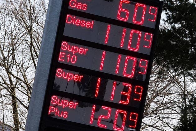 Hanover, Coronavirus causes the price of petrol to drop sharply, petrol station, scoreboard, Tank Point,