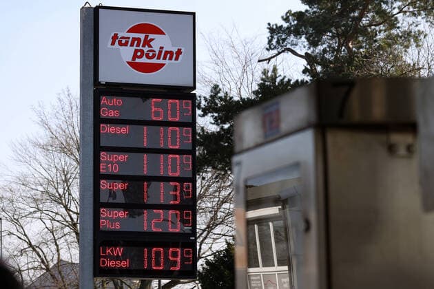 Hanover, Coronavirus causes the price of petrol to drop sharply, petrol station, scoreboard, Tank Point,