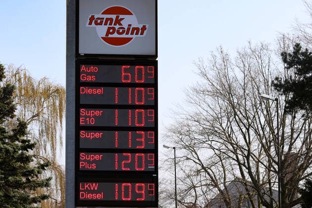 Hanover, Coronavirus causes the price of petrol to drop sharply, petrol station, scoreboard, Tank Point,