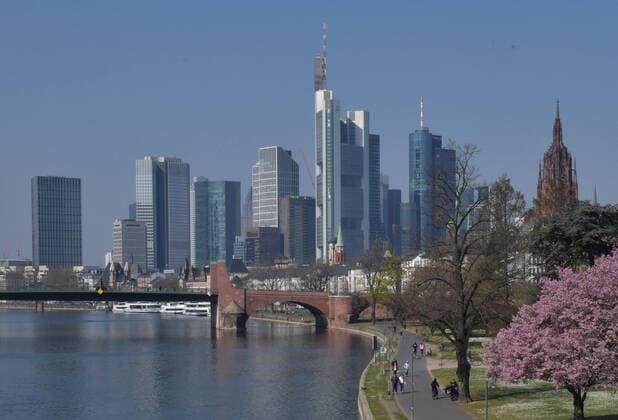 28 03 2020, xblx, Frankfurt on day 6 of the ban on contact, only a few people on the banks of the Main Frankfurt am Main