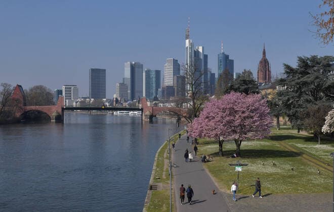 28 03 2020, xblx, Frankfurt on day 6 of the ban on contact, only a few people on the banks of the Main Frankfurt am Main