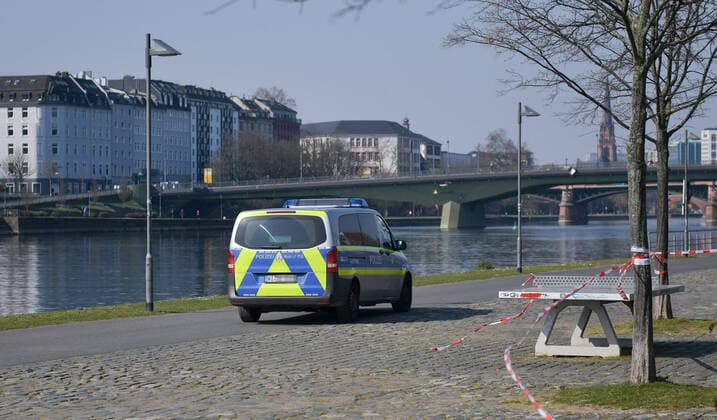 28 03 2020, xblx, Frankfurt on day 6 of the contact ban, police patrol on the banks of the Main River Frankfurt am Main