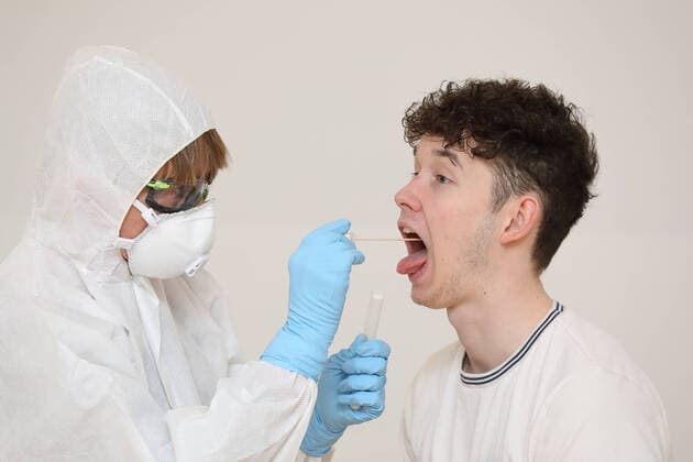 28 03 2020, Berlin, GER Gestellte Szene Junger Mann undergoes a coronavirus test MR yes, 20 30 years, 40 50 years, smear, doctor, everyday lif