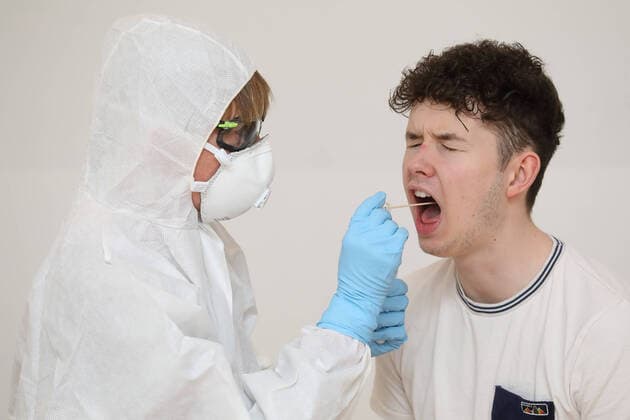 28 03 2020, Berlin, GER Gestellte Szene Junger Mann undergoes a coronavirus test MR yes, 20 30 years, 40 50 years, smear, doctor, everyday lif