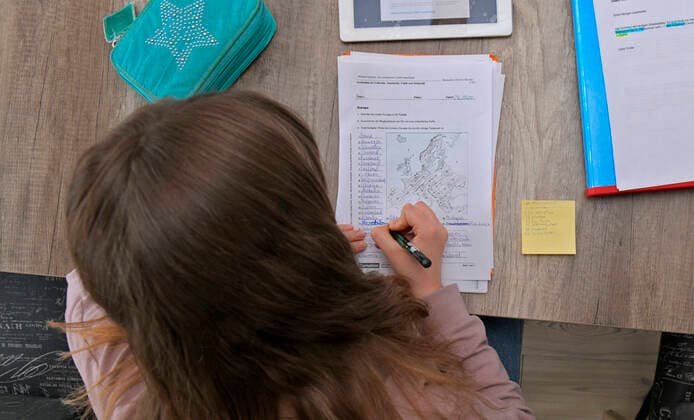 28 02 2020, Children and Family, Modelreleased Home Schooling, Children in Bavaria because of the Corona Pandemic Girl sitting at her desk learning her lessons tasks on the iPad 28 02 2020, Children and Family, homeschooling 28 02 2020, Children and Family, homeschooling