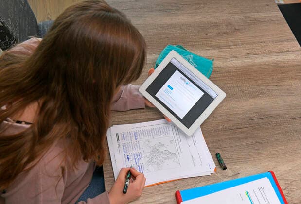 28 02 2020, Children and Family, Modelreleased Home Schooling, Children in Bavaria because of the Corona Pandemic Girl sitting at her desk learning her lessons tasks on the iPad 28 02 2020, Children and Family, homeschooling 28 02 2020, Children and Family, homeschooling