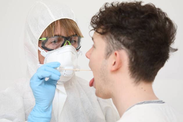 28 03 2020, Berlin, GER Gestellte Szene Junger Mann undergoes a coronavirus test MR yes, 20 30 years, 40 50 years, smear, doctor, everyday life, breathing m